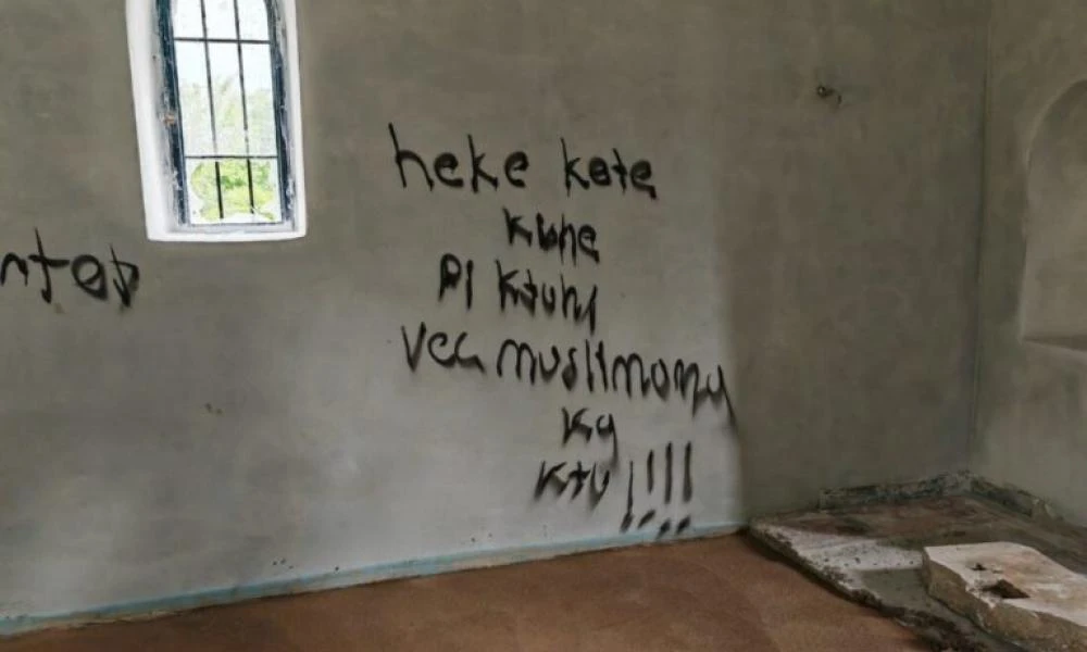 Σε κίνδυνο η Ορθοδοξία στο Κόσοβο - Μουσουλμάνοι βεβήλωσαν εκκλησία στο Πετς: “Δεν θέλουμε εκκλησίες, θέλουμε τζαμιά” (Εικόνες)